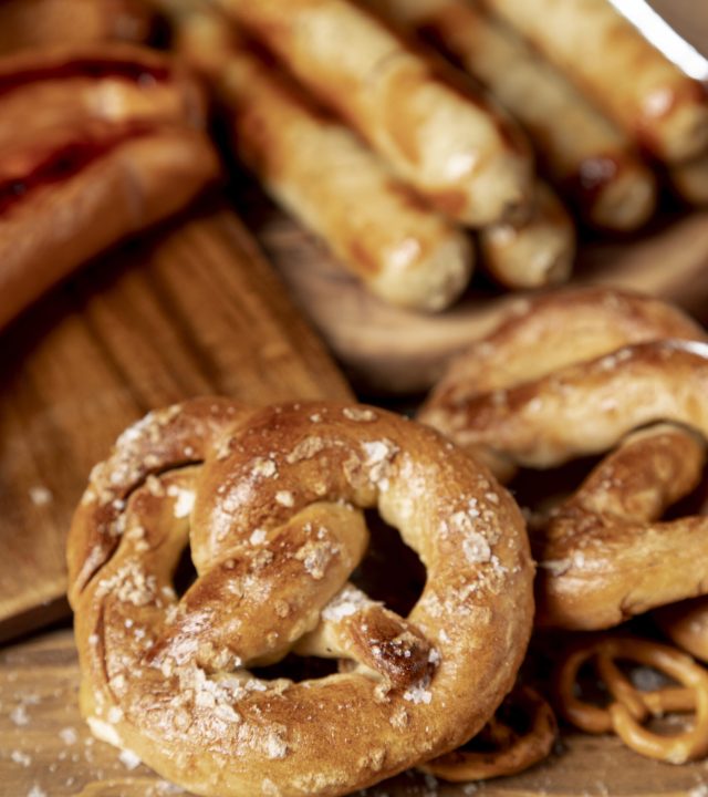 spuntini-bavaresi-del-primo-piano-su-una-tabella